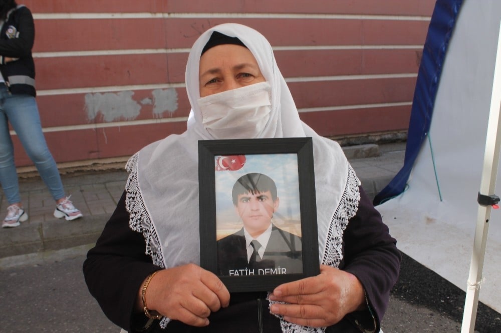 Sokağa çıkma yasağı kalktı, evlat nöbetindeki aileler HDP önüne koştu 