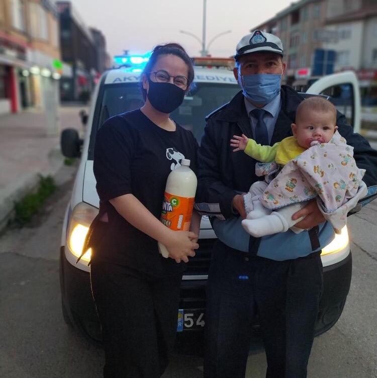 Sokağa çıkma yasağı nedeniyle bebeği için süt bulamayan annenin yardımına ekipler koştu 