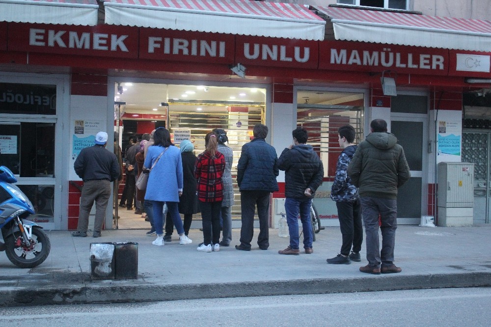 Sokağa çıkma yasağı öncesi alışveriş hareketliliği 