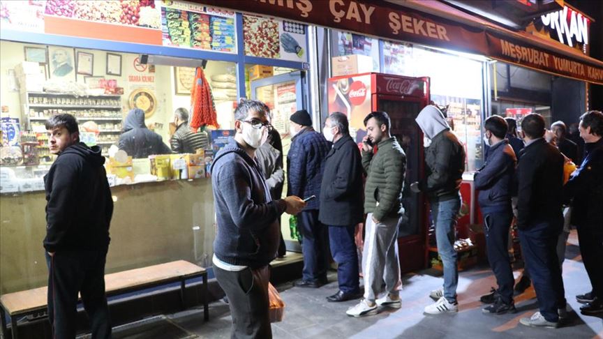Sokağa çıkma yasağı öncesi başkentteki market ve fırınlarda yoğunluk oluştu