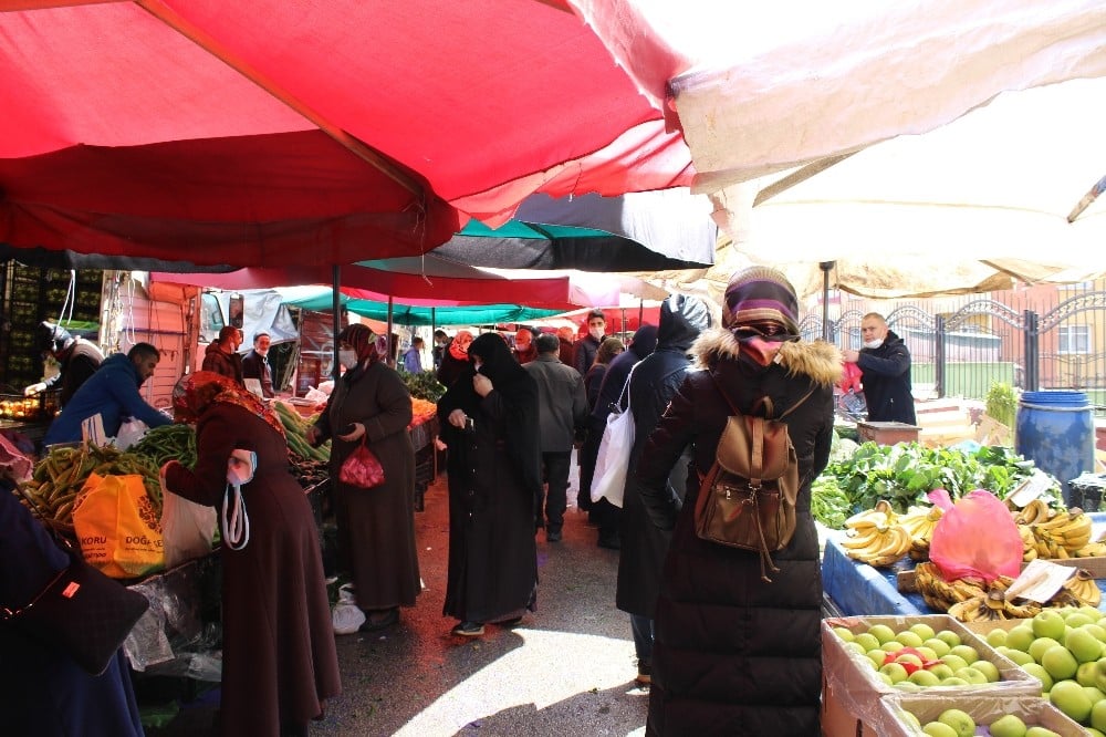 Sokağa çıkma yasağı öncesi vatandaşlar pazarlara akın etti 