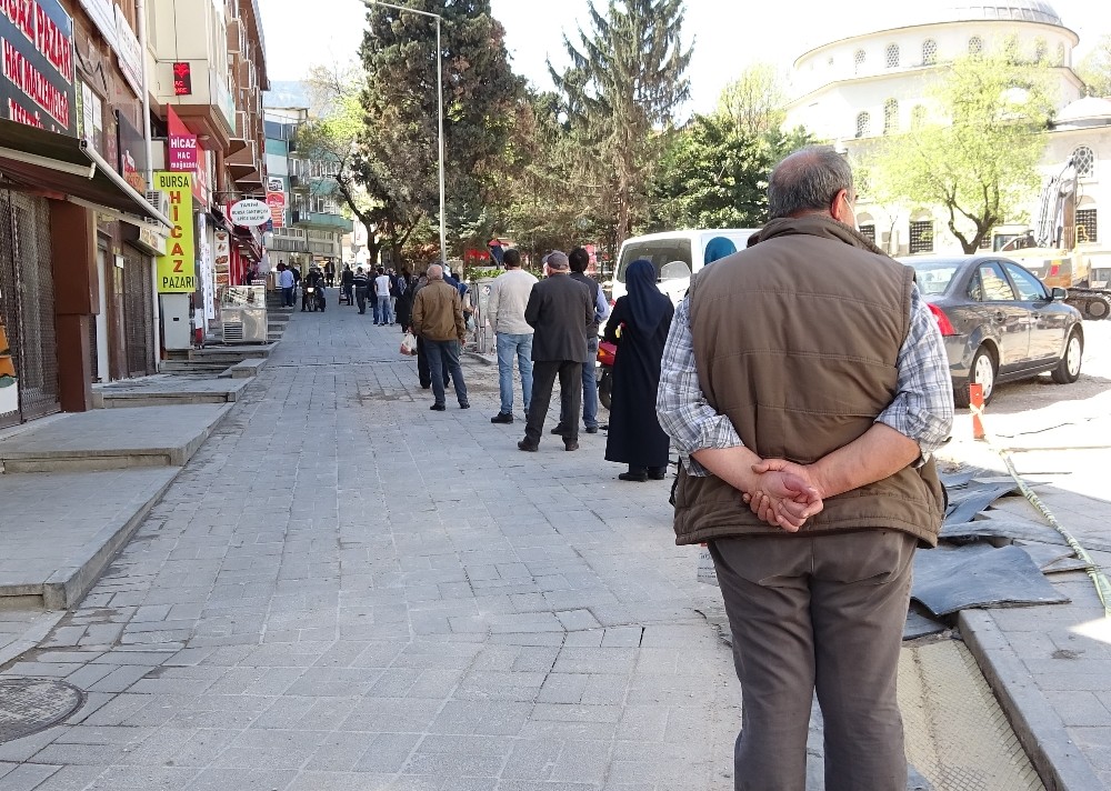 Sokağa çıkma yasağı öncesi yüzlerce metre et kuyruğu 