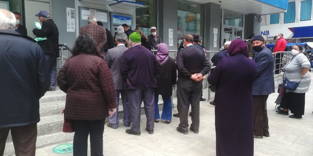 Sokağa çıkma yasağı sona erdi, vatandaş yine bildiğini okudu 