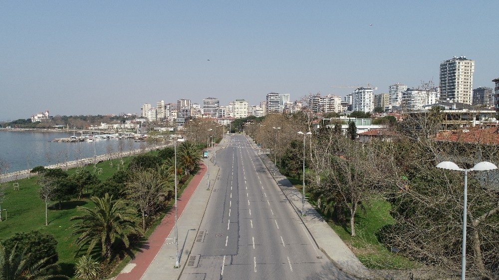 Sokağa çıkma yasağı sonrası boş kalan Caddebostan havadan görüntülendi 