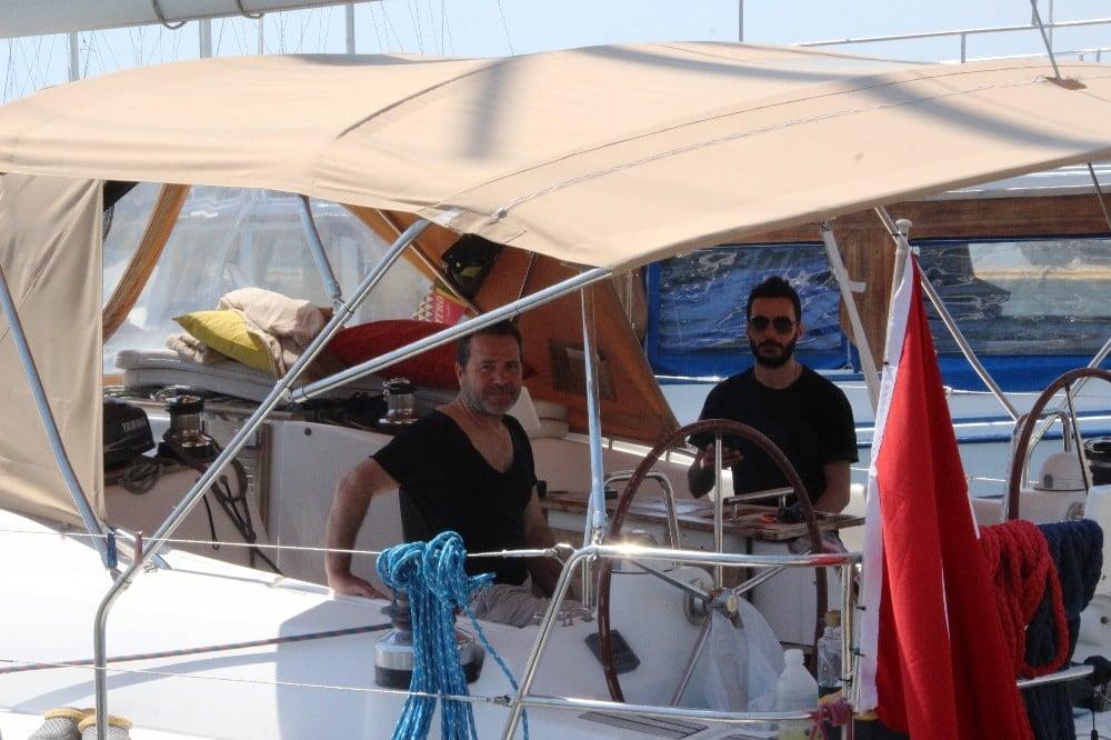 Sokağa çıkma yasağına denizde yakalandılar 