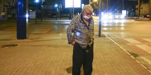 Sokağa çıkma yasağına hastanede yakalandı, polisler yardımına koştu