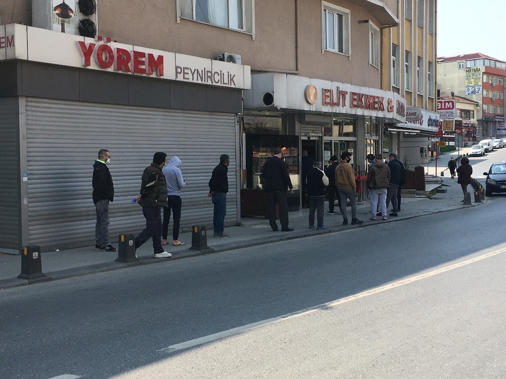 Sokağa çıkma yasağına rağmen fırına gittiler, sosyal mesafeye uyup ekmeklerini aldılar 