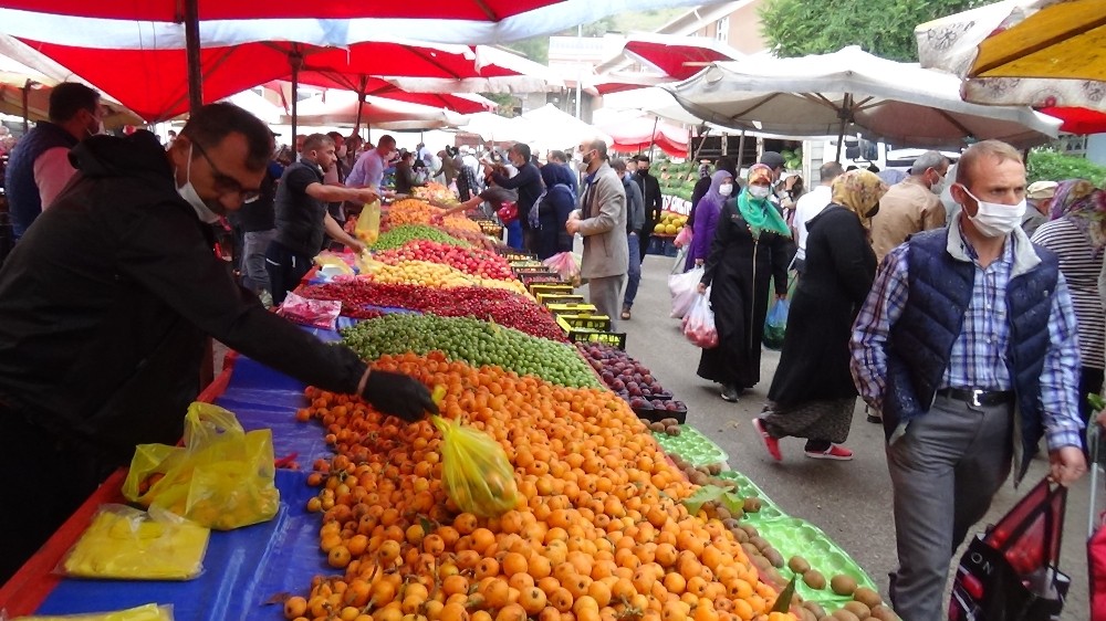 Sokağa çıkma yasağına saatler kala pazarlarda alışveriş yoğunluğu 