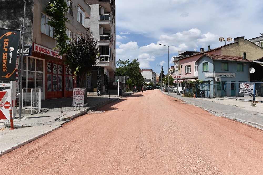 Sokağa çıkma yasağında asfalt mesaisi 
