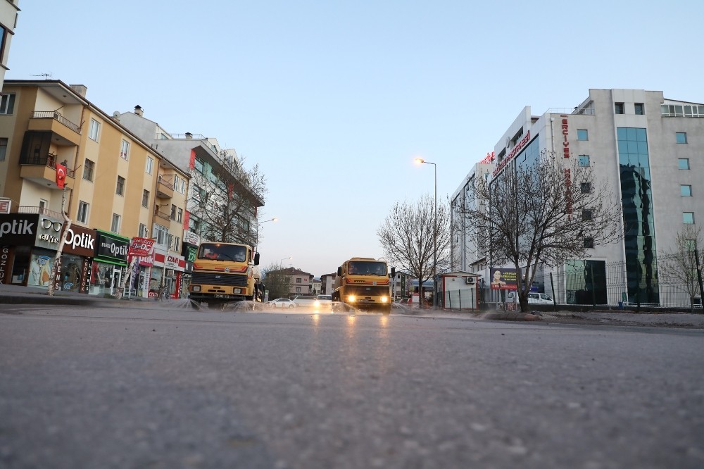 Sokağa çıkma yasağında Melikgazi’de cadde ve sokaklar dezenfekte edildi 