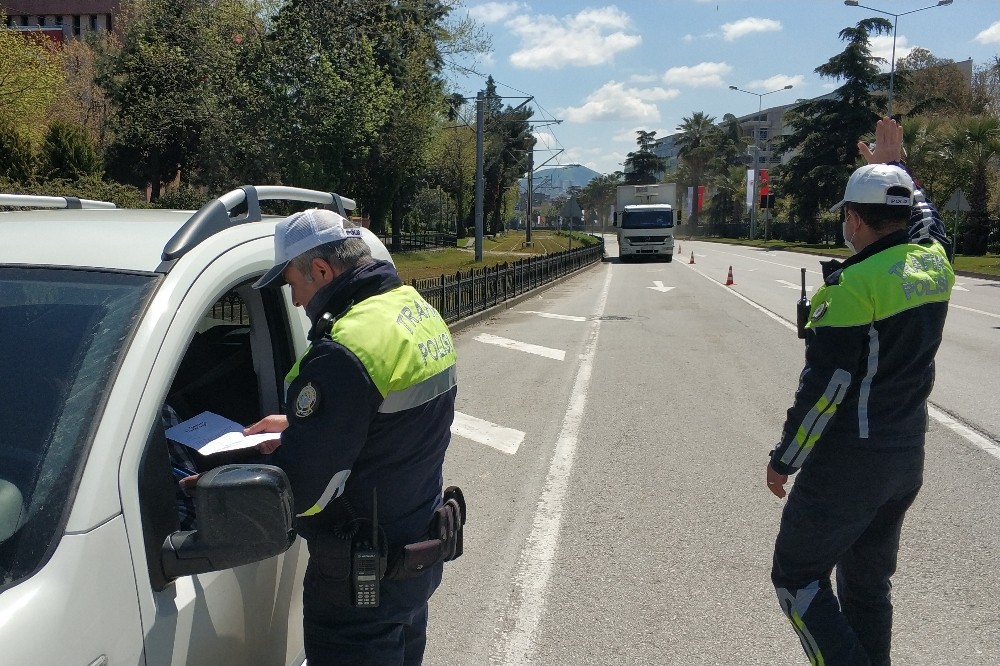 Sokağa çıkma yasağında polis denetimi 