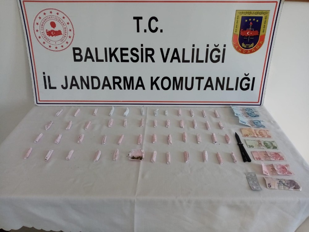 Sokağa çıkma yasağında uyuşturucu taşırken yakalandı 