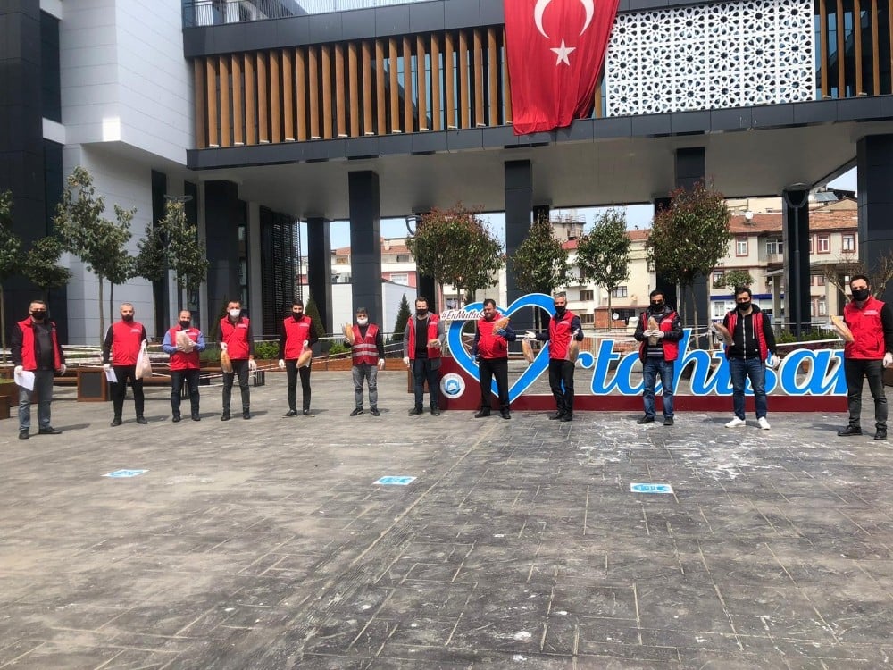 Sokağa çıkma yasağında vatandaşın ekmeği Ortahisar’dan 
