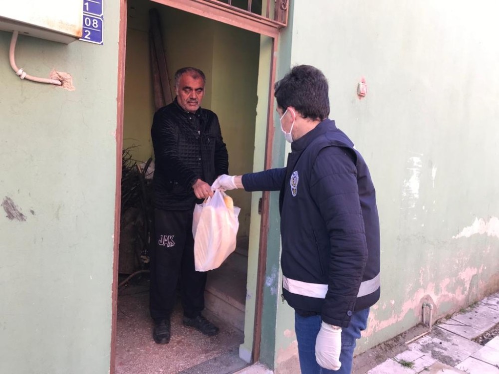 Sokağa çıkma yasağında vatandaşın ekmeğini polis aldı 
