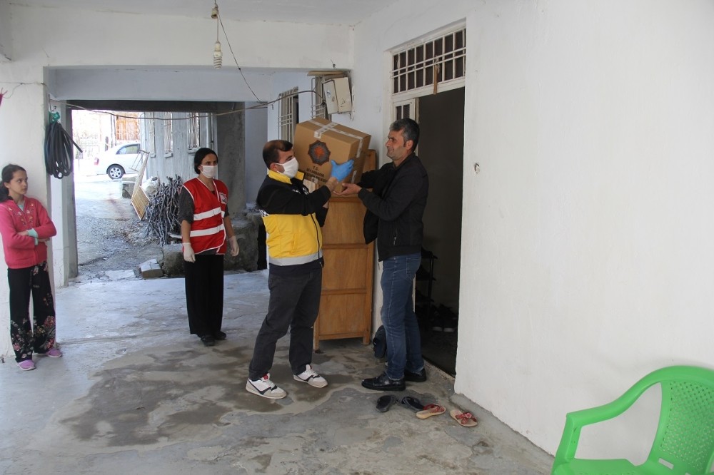 Sokağa çıkma yasağında vatandaşların ihtiyacını vefa ekibi sağladı 