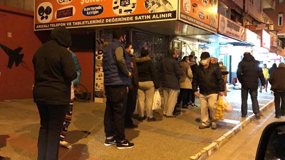 Sokağa çıkma yasağını duyan vatandaşlar fırın ve marketlere koştu 