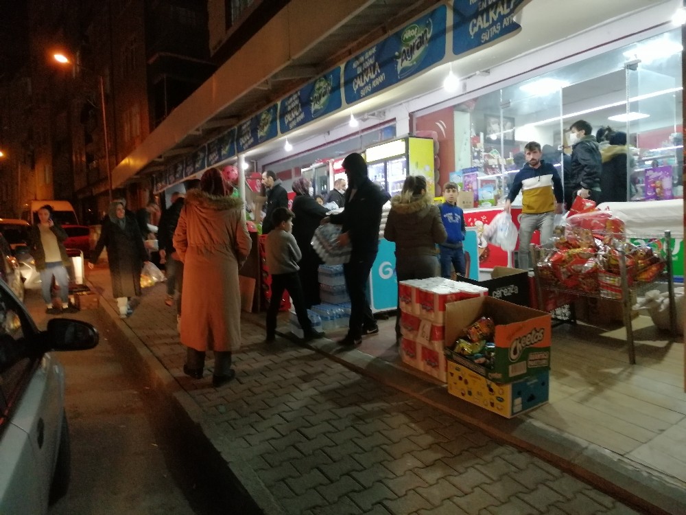 Sokağa çıkma yasağını duyan vatandaşlar market ve fırınlara akın etti 