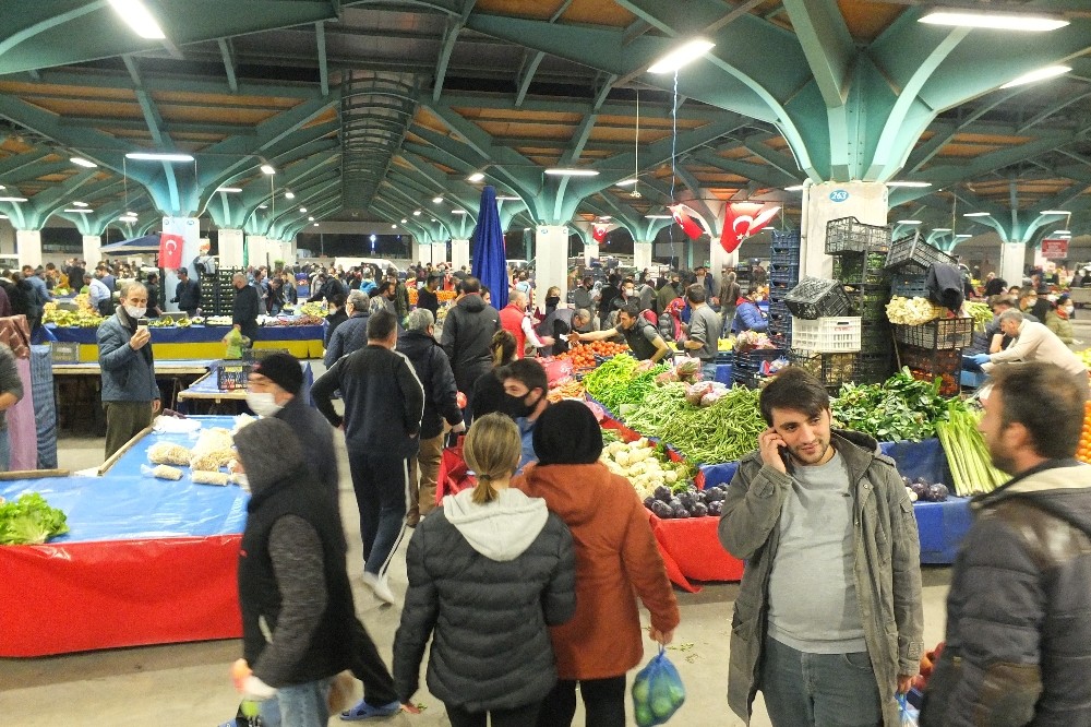 Sokağa çıkma yasağını duyanlar pazara hücum etti 