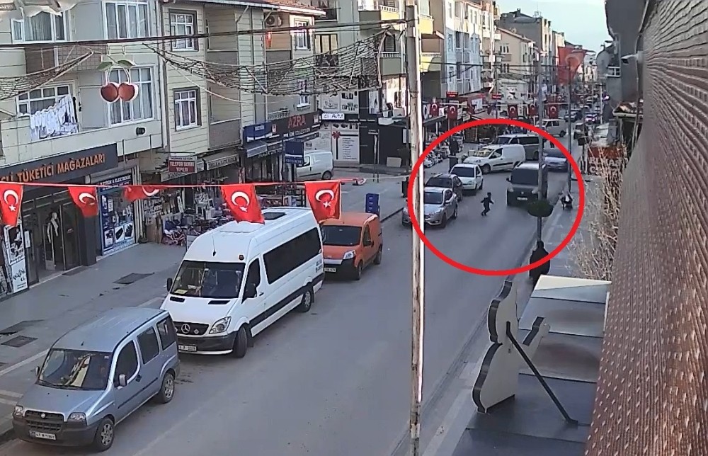 Sokağa çıkma yasağını ihlal eden çocuk, hızla gelen aracın altında kaldı 
