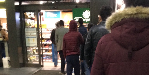 Sokağa çıkma yasağının ardından vatandaşlar marketlere akın etti