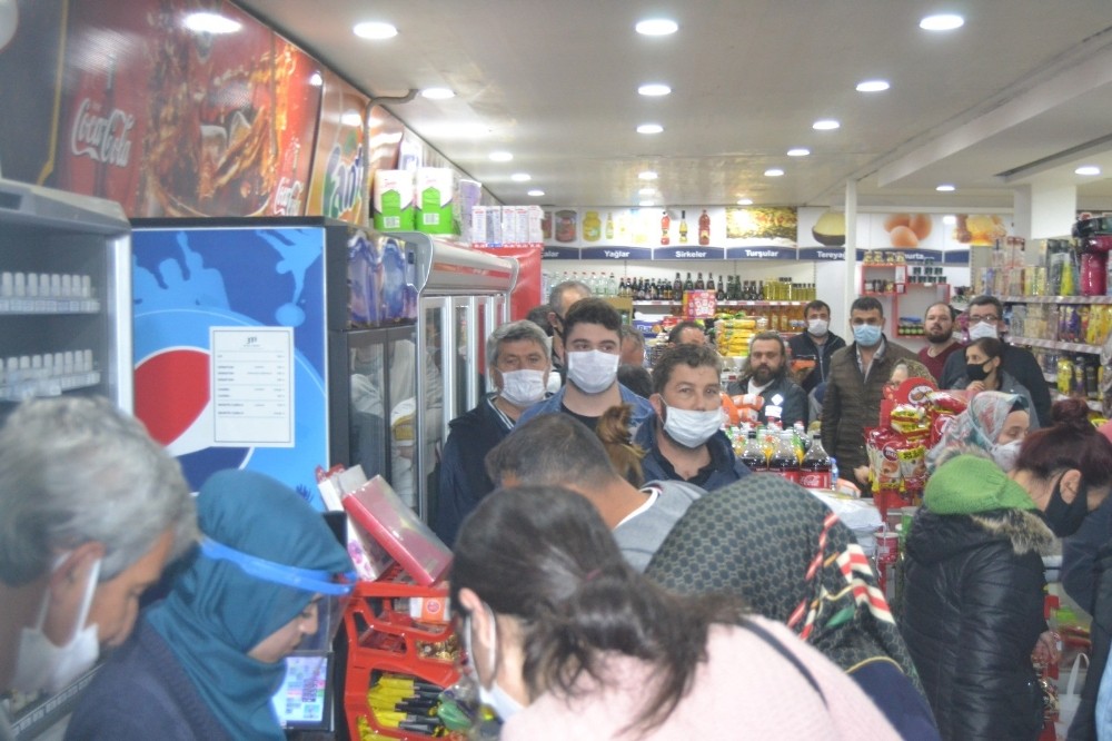 Sokağa çıkma yasağının ardından Didimliler bakkal ve marketlere akın etti 