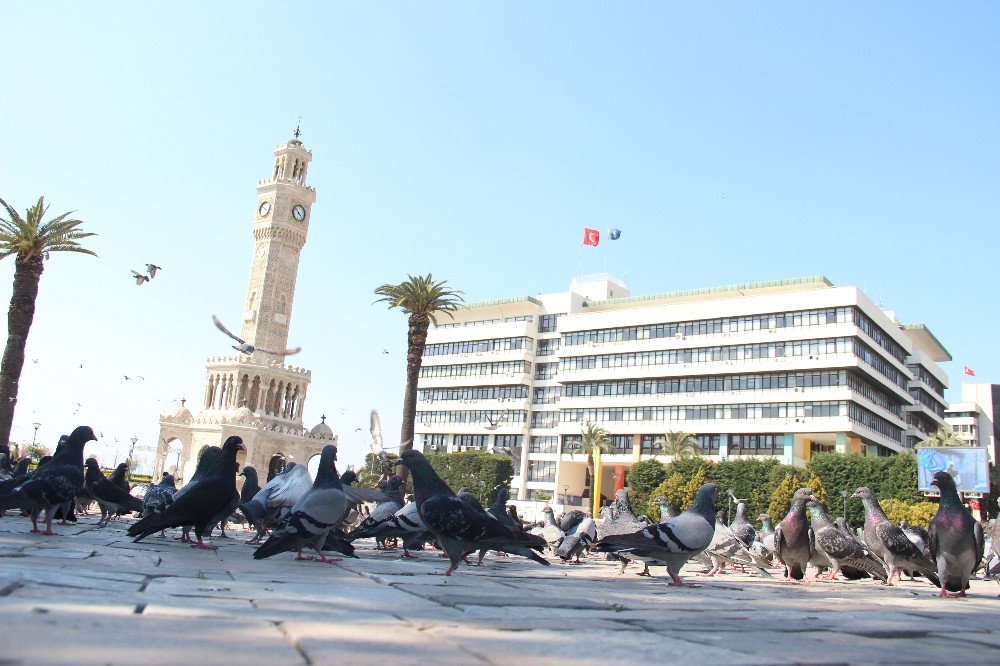 Sokağa çıkma yasağının ardından İzmir boş kaldı 