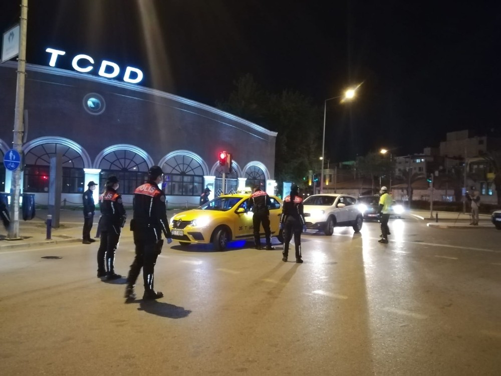 Sokağa çıkma yasağının ardından İzmir polisi denetimlerine devam etti 