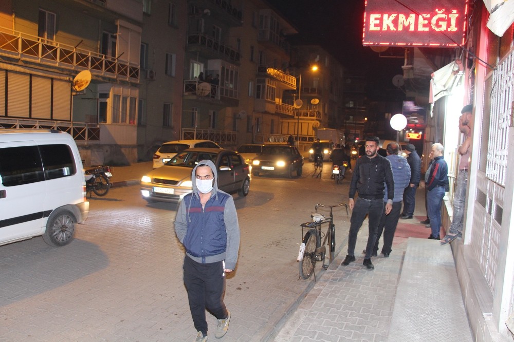 Sokağa çıkma yasağının ardından Manisa’da vatandaşlar fırınlara akın etti 