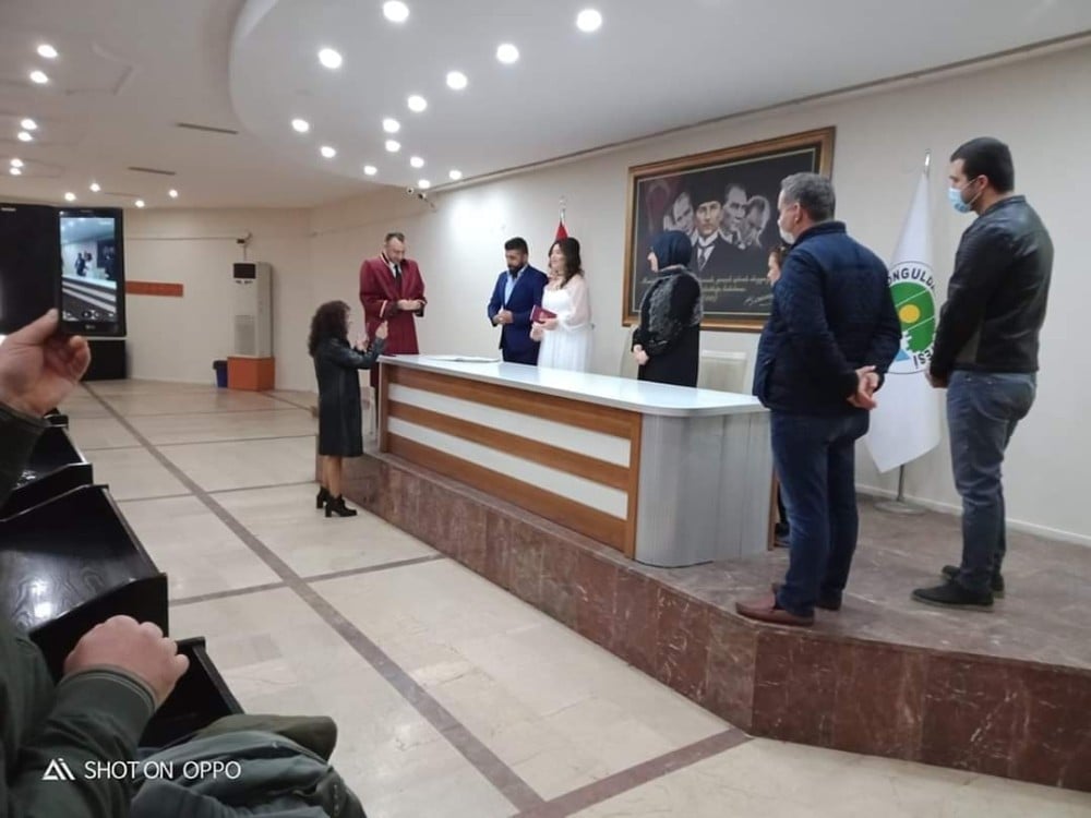 Sokağa çıkma yasağının ardından soluğu nikah salonunda aldılar 