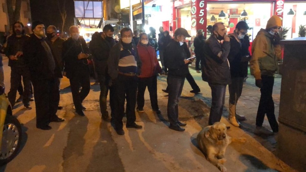 Sokağa çıkma yasağının ardından vatandaşlar fırınlara akın etti 