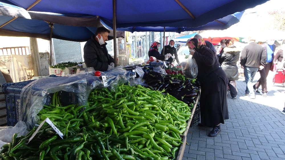 Sokağa çıkma yasağının ardından vatandaşlar pazara yöneldi 