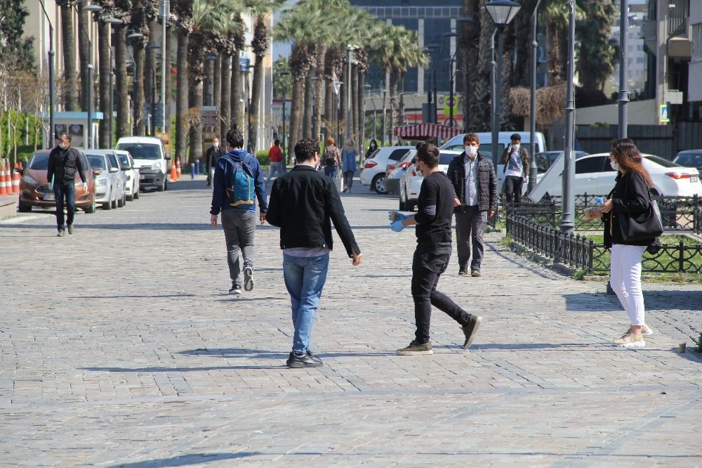 Sokağa çıkma yasağının sona ermesiyle İzmir hareketlendi 