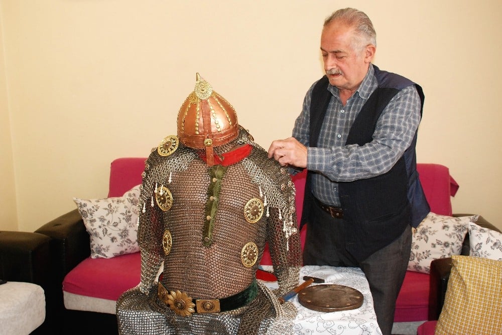Sokağa çıkması yasaklandı, evinde zırh üretmeye başladı 