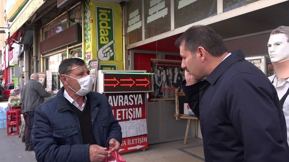 Sokağa çıkması yasaktı, valiye yakalandı 