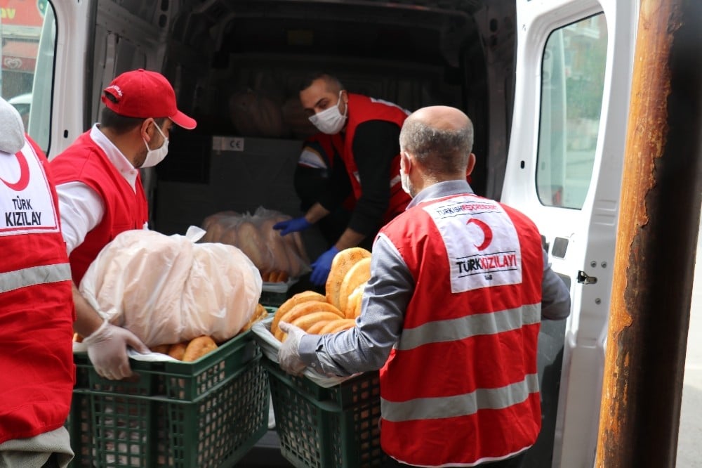 Sokağa çıkmayan vatandaşa ücretsiz ekmek dağıtımı 