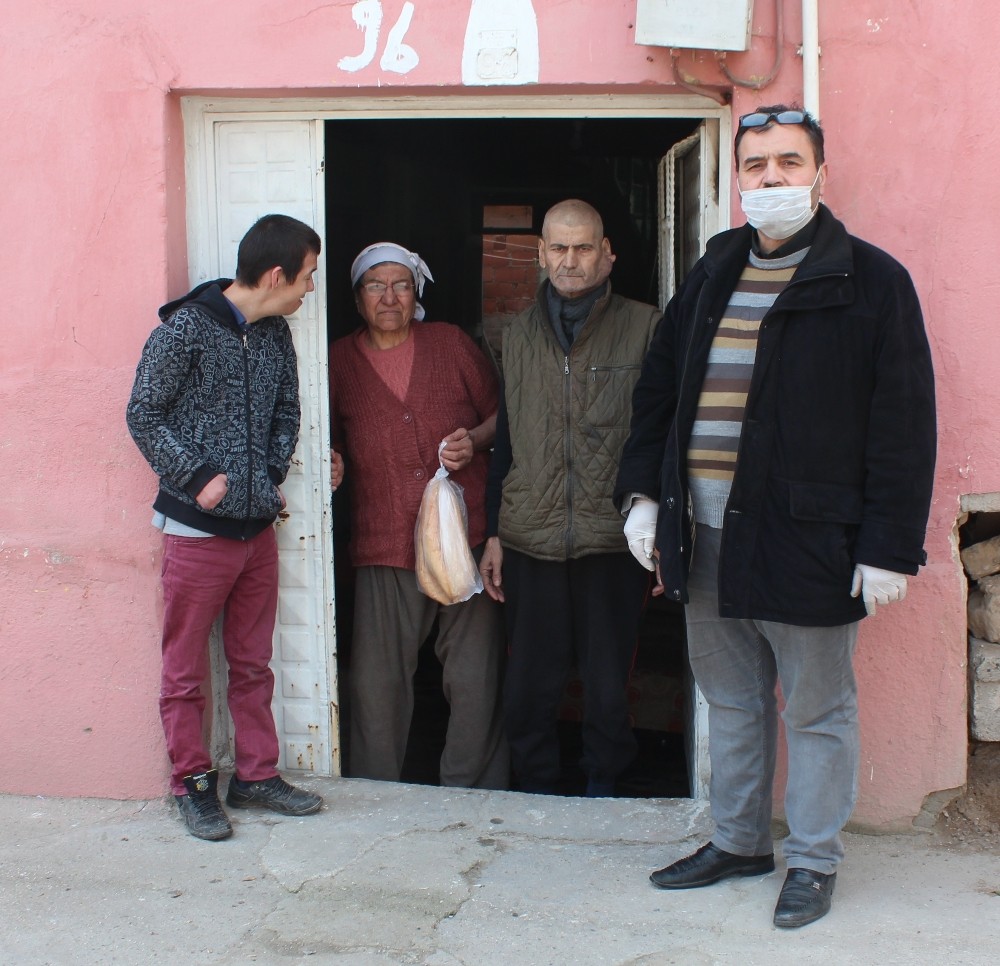Sokağa çıkmayan yaşlıların ihtiyaçları muhtardan 