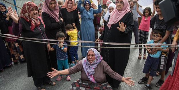Sokağa dökülen kadınlar yol kapattı