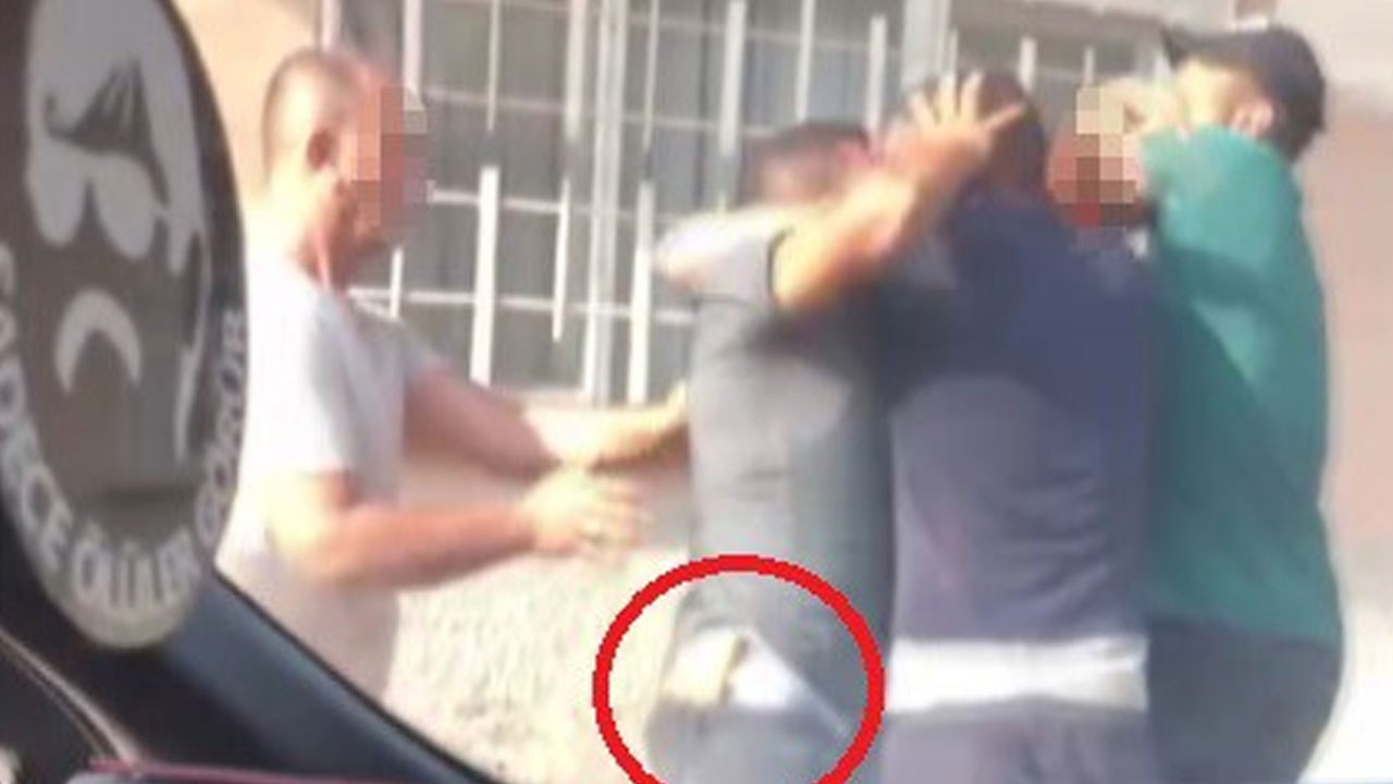 Sokağı boks ringine çevirdiler! Tekmeli yumruklu kavga kamerada