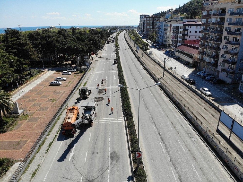 Sokağı çıkma kısıtlamasını fırsat bilen belediye yolları asfaltlıyor 