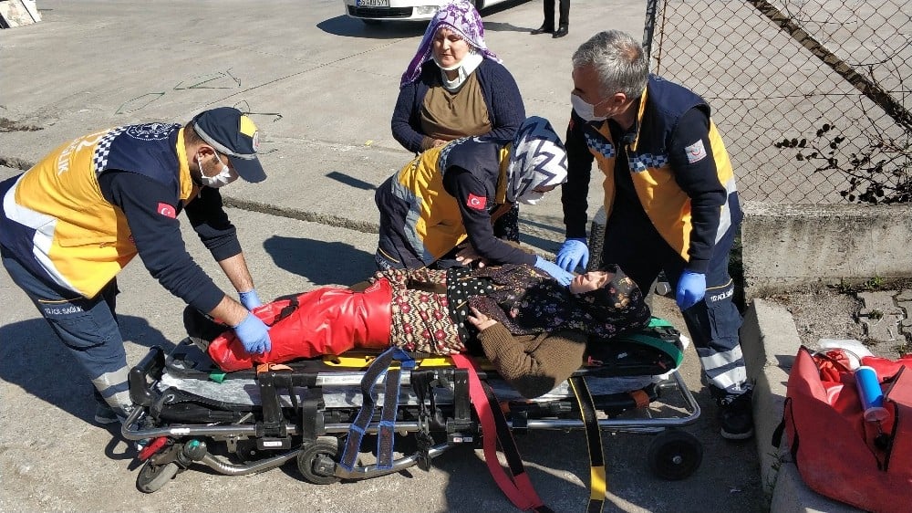Sokağı çıkması yasak torunlarını kahvaltıya götürürken kaza yaptı: 6 yaralı 