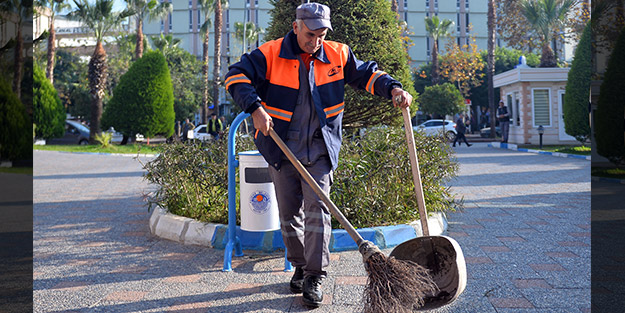 Sokağı halay çekerek temizleyen işçiye ödül