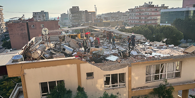 Sokağı harabeye çeviren patlamadaki panik kamerada!