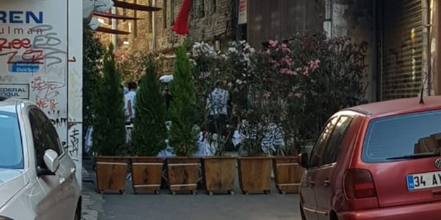Sokağı masalarla kapatıp, badigart koydular! İçkili mekan camiye geçişe izin vermiyor