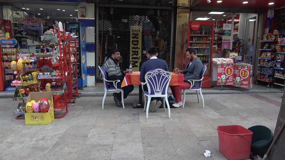 Sokağın ortasına masa kurup okey oynadılar 