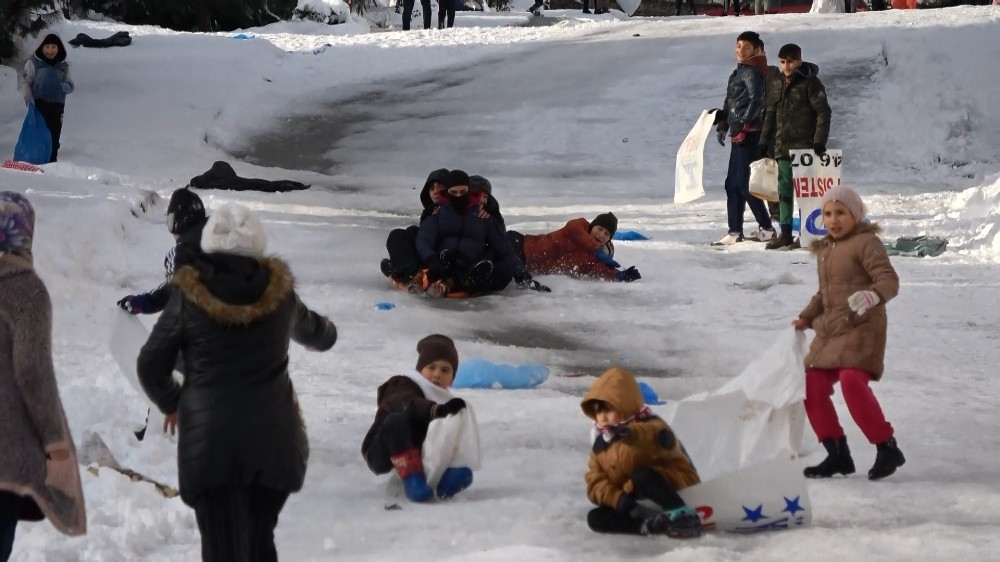 Sokak araları kayak pistine döndü 