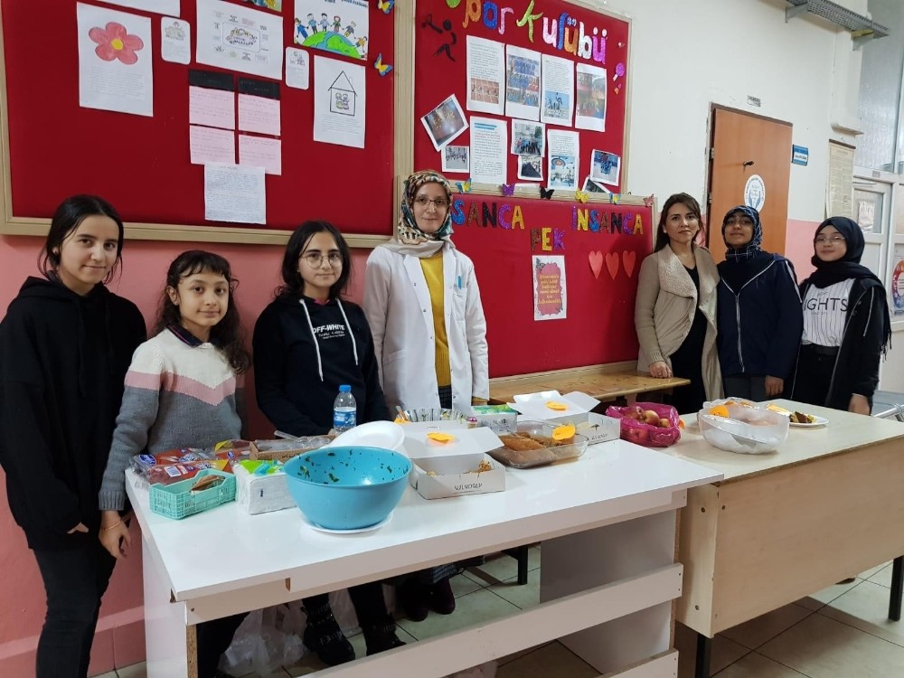 Sokak canlarına mama almak için kermes 