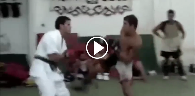 Karate hocasını yerden yere vurdu