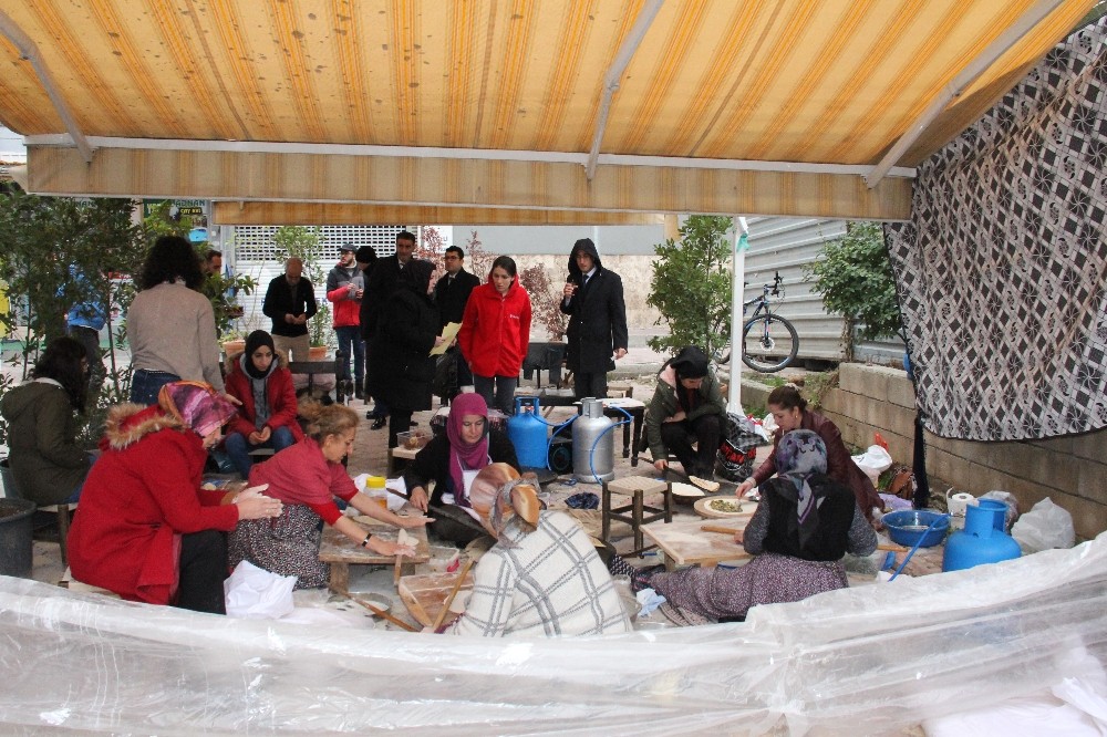 Sokak hayvanları için gözleme etkinliği yapıldı 
