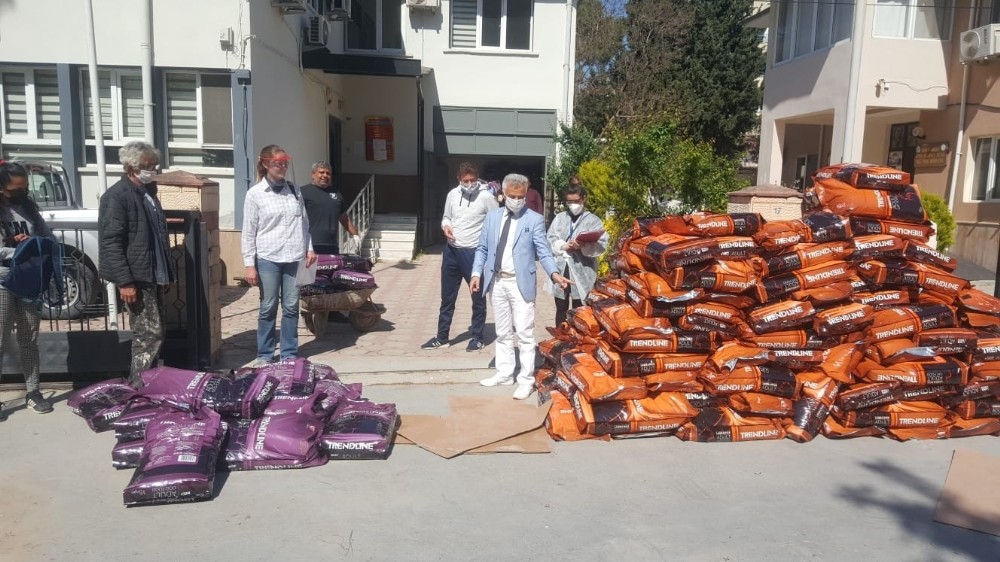 Sokak hayvanları için Kuşadası’na 4 ton mama gönderildi 