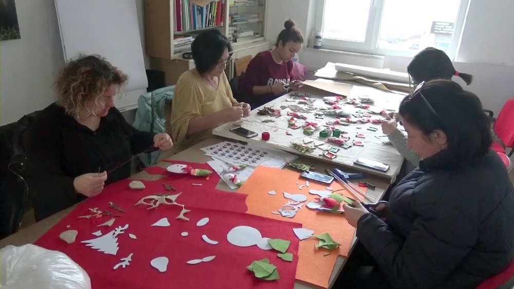 Sokak hayvanları yararına yılbaşı hediyeleri hazırlıyorlar 